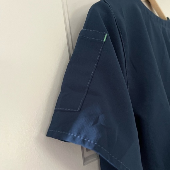 Carhartt womens Cross-flex Media Scrub Top XS - Picture 5 of 14